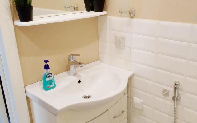 u Griboedova s kodovym dostupom lichnoi kukhnei i ubornoi Flat