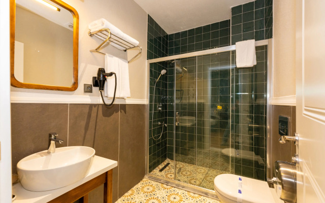 Nenessa Airport Hotel