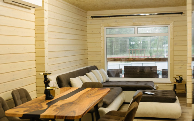 S Basseynom v Guamke Private House