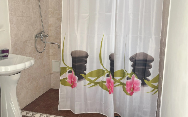 Yakor Guest House