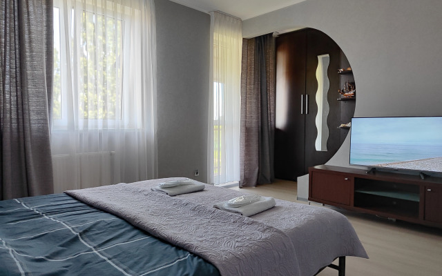 Dvukhurovnevaya U Morya Flat