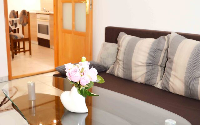 Lorabel Apartment House