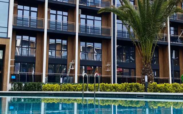 3 mestnye s balkonom i basseynom Apartments