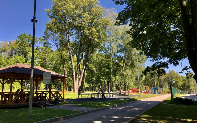 S Akvariumom I Vidom Na Park Apartments