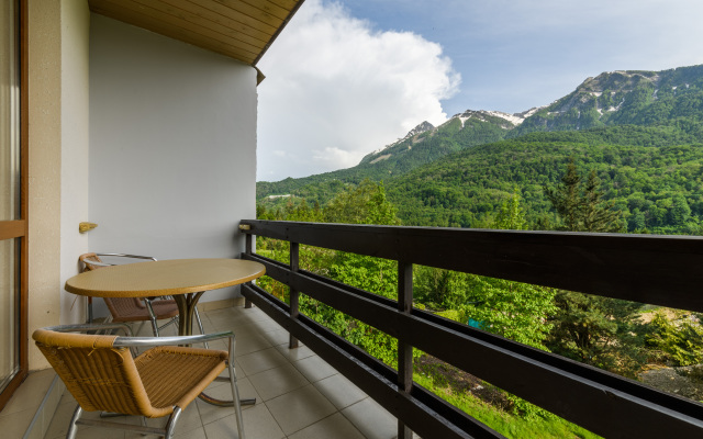 Oplot - Semejnye s balkonom 6 Apartments