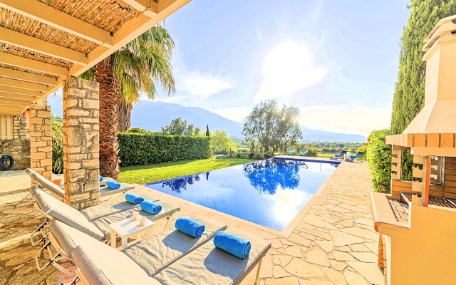 Вилла Cretan Mansion heated Pool