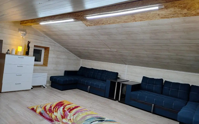 Частный дом с баней и пирсом на берегу пруда