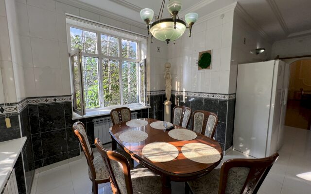 Частный Дом 327 с Бассейном и Видом на Горы