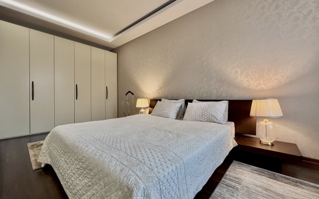 4-room Vip on 30 Independence Avenue Center Apartments