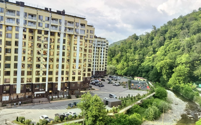 Uyutnaya s balkonom i vidom na gory. Kvatro 119 Apartments Flat
