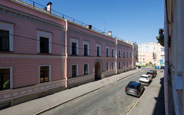V stile disko u Strelki na Vasilevskom Flat