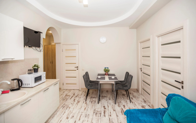 U Morya S Basseinom v ZhK Solnechnyij apt12 Apartment