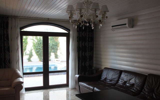 Частный Дом на Берегу Моря с Бассейном