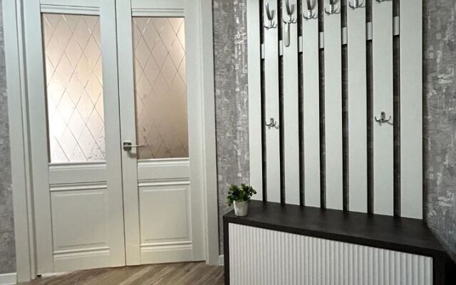 Na Ulitse Latysheva 3l Flat