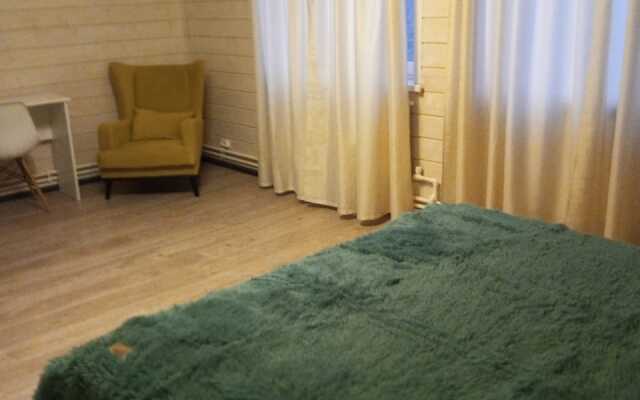 V 15 minutakh ot MtsD Udelnaya Guest house