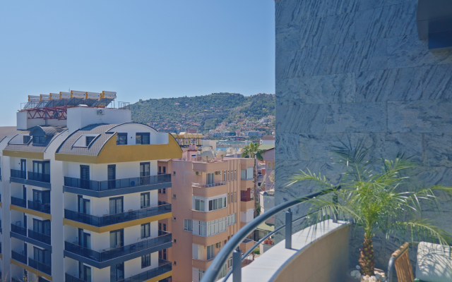 Qoople Legend A40 v 100 Metrakh ot Morya Apartments