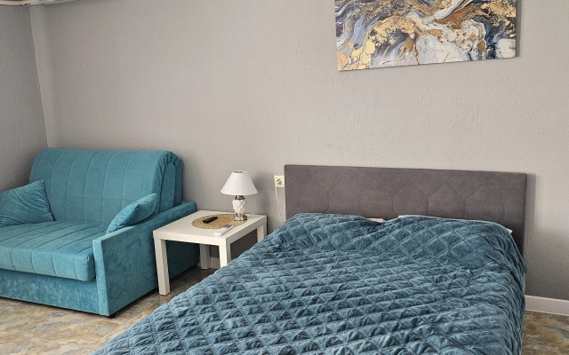 Uyutnaya Studiya S Balkonom I Basseynom Vo Dvore Flat