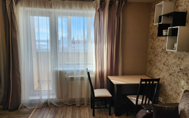 Квартира Студия с Балконом и Видом на Озеро Чебаркуль Рядом с Вокзалом - фото 3