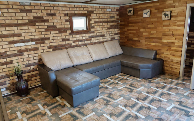 Частный дом с камином у реки