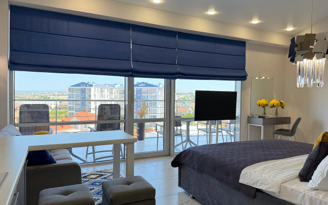 Akvadeluks u morya s basseinom №709 Apartments