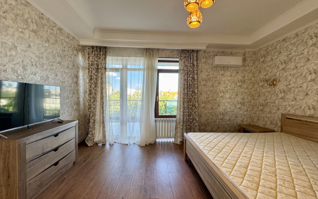 3-Kh Komnatnaya S Balkonami U Tts Konfetti Flat