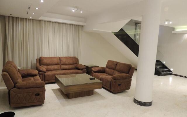 Sultan Luxurious Townhouse Near Auc Apartments