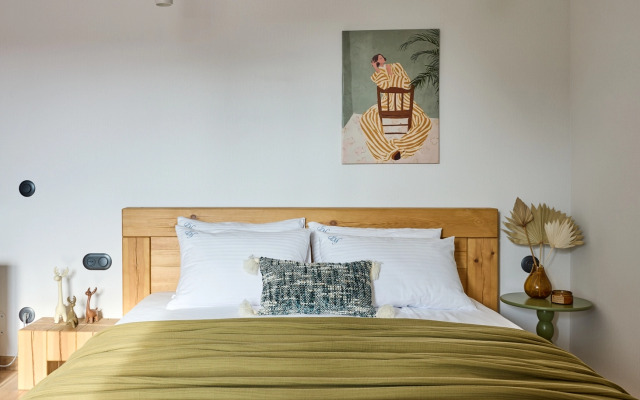 Апартаменты Яркая новая студия ЕвроУют в самом центре