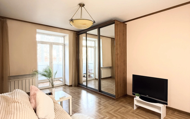 Uyutnaya Dvukhkomnatnaya S Balkonom V Tsentre Goroda Flat
