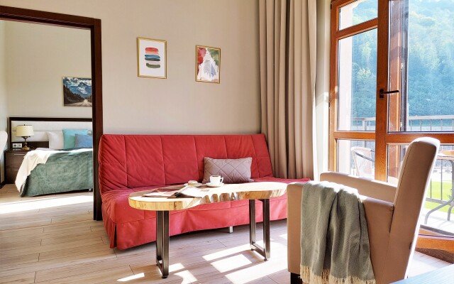 Uytnoe Gnesdyshko S Vidom Na Gory Flat