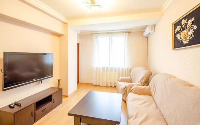 Zamechatelnaya v Tsentre Stolitsy Flat