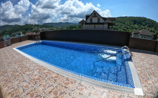 FamilyClub Созвездие - бассейн под облаками