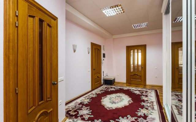 Pyatikomnatnaya V Tsentre Yalty Flat