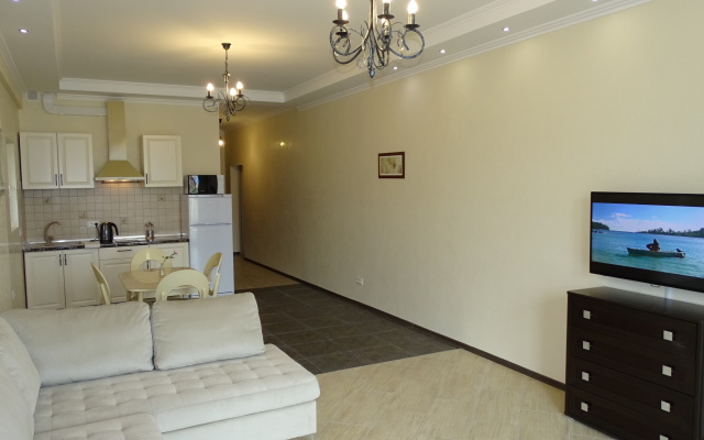 s dvumya spal'nyami i vidom na more Apartments