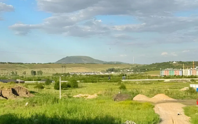 Evrodvushka S Vidom Na Goru Flat