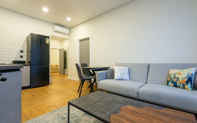 Three-Bedroom Apartment for 2+2+2 By Lo Apartments Flat