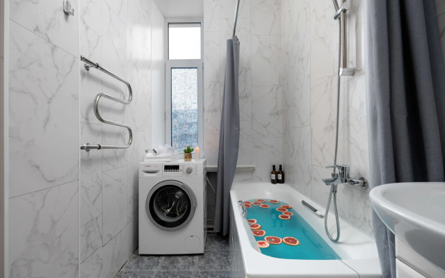 Gm Apartments Prostornaya Kvartira S Tremya Spalnymi I Balkonom S Vidom Na Teatr Estrady Flat