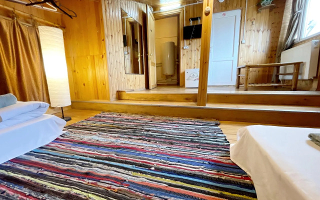 Stone House Metekhi Guest House