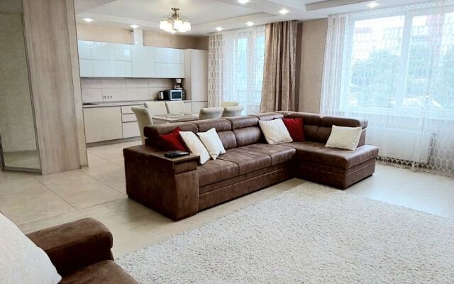 Апартаменты в центре с тремя спальнями на Червякова 55 рядом с парком Победы