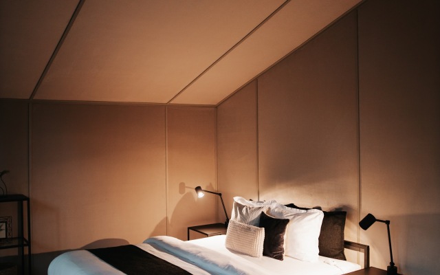 Поляна Глэмпинг, 1-я линия моря (12+)