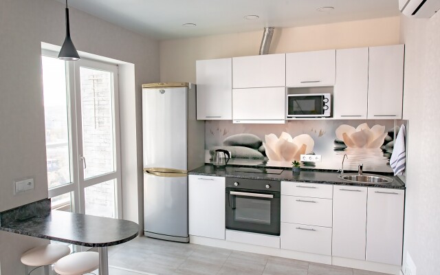 Апартаменты на высоком этаже, рядом с театром и мостом, недалеко от центра. Фастовская 29.