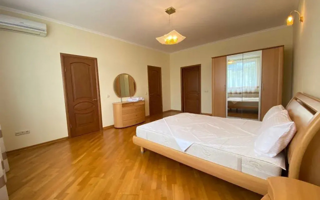 Квартира на Изумрудном Переулке 1