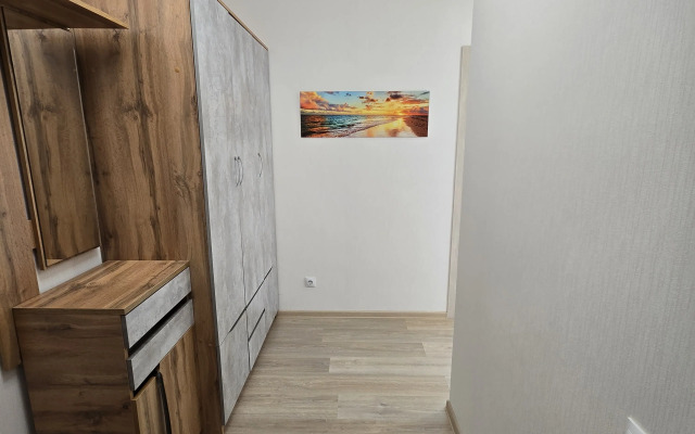 Trehkomnatnaya s parkovkoy Flat