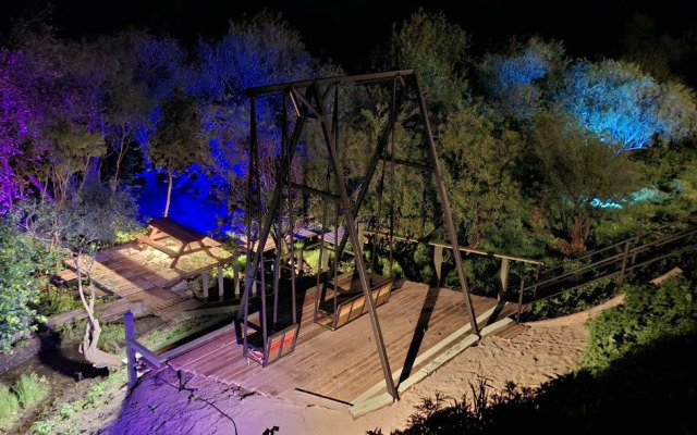 Гостевой Дом с кораблем на берегу реки