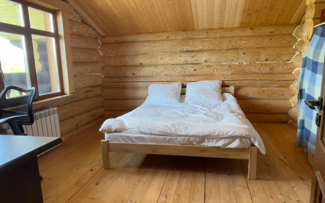 Uyutny dom v lesu u reki Private house