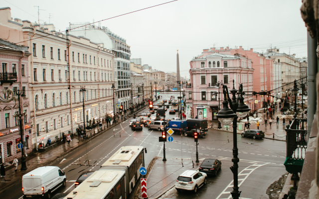 Dvukhurovnevaya studiya s vidom na Nevskiy Aparments