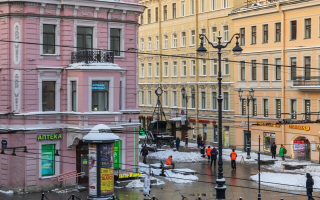 Квартира New Horizon Nevskiy 91 вид на главную улицу Петербурга из вашего окна