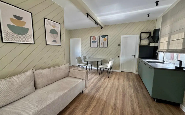 S Novym Dizaynerskim Remontom I Mebelyyu Private house