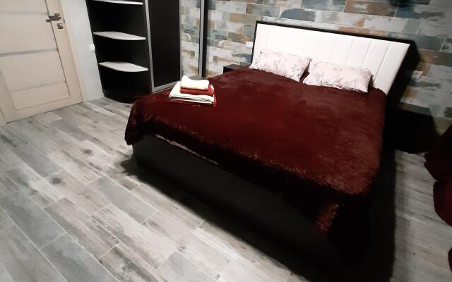 Trekhkomnatnaya Kvartira V Tsentre Na Poptsova