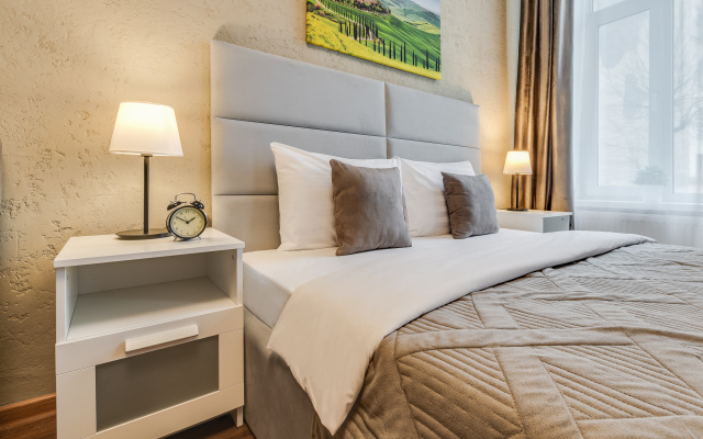Prostornaya U Naberezhnoy Nevy Flat