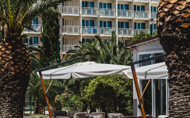Amza Park Hotel